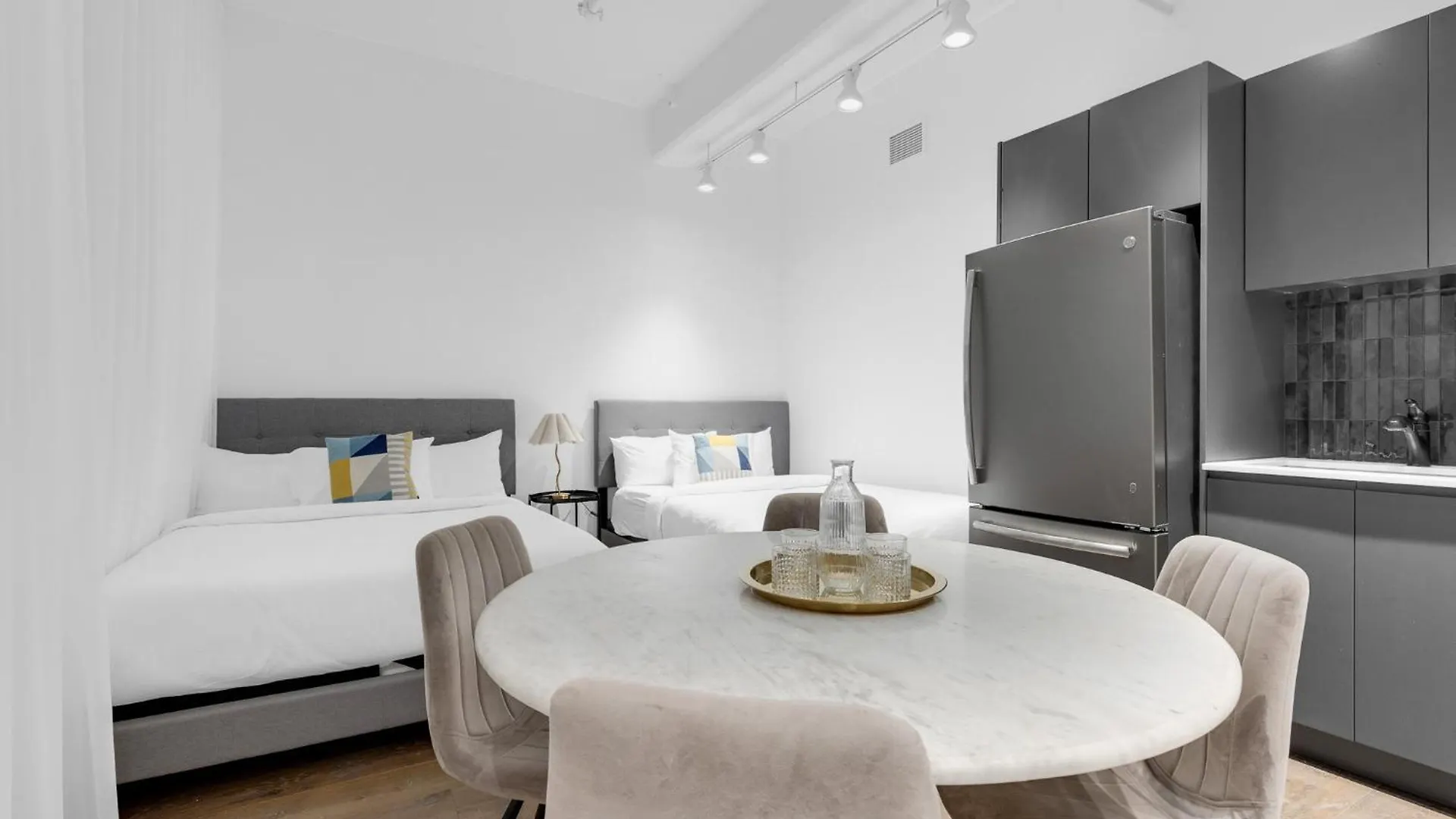 Bakan - Sainte Catherine Montreal 0*,  Canada
