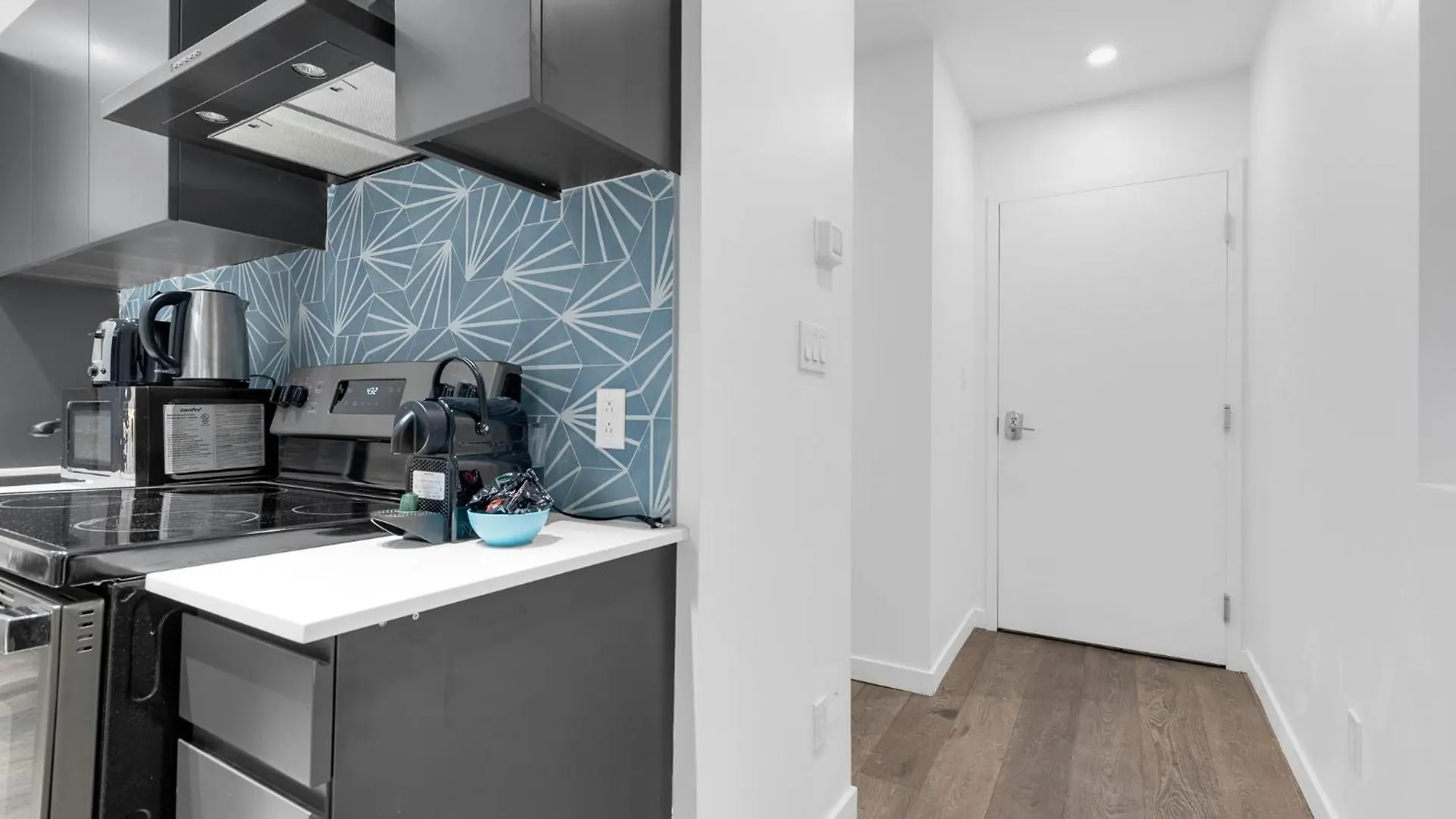 Bakan - Sainte Catherine Montreal 0*,